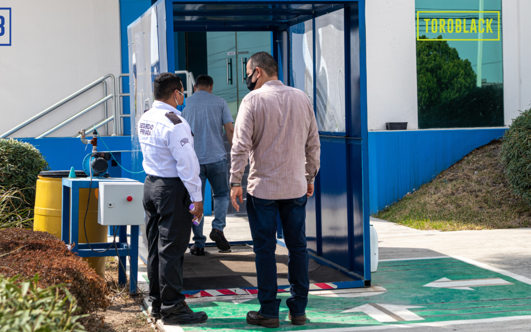 Túnel de Sanitización operado por Oficial de Seguridad TOROBLACK